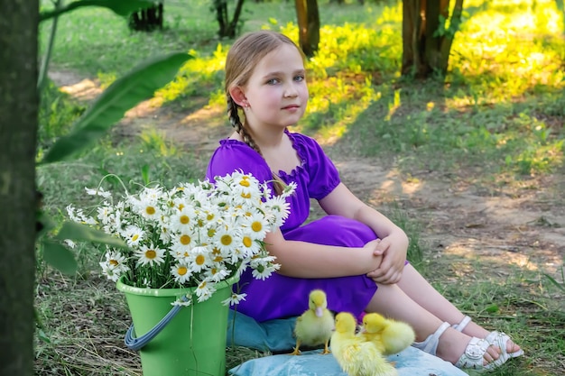 Photo une fille et un caneton en été à l'extérieur gute bébés bonheur