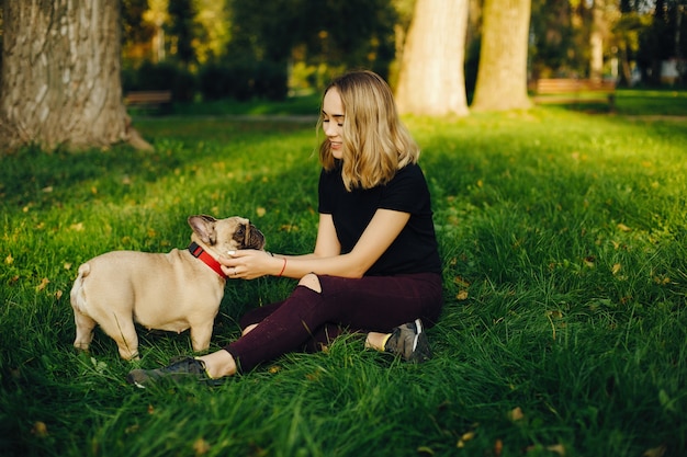 fille avec carlin