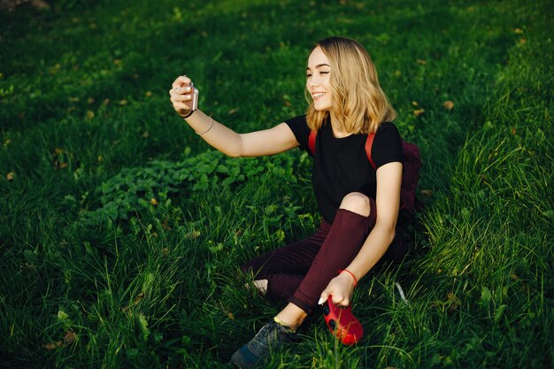 fille avec carlin