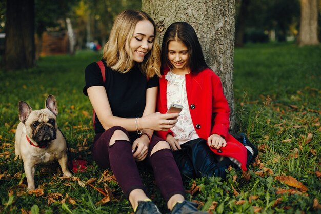 fille avec carlin