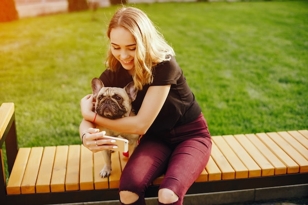 fille avec carlin