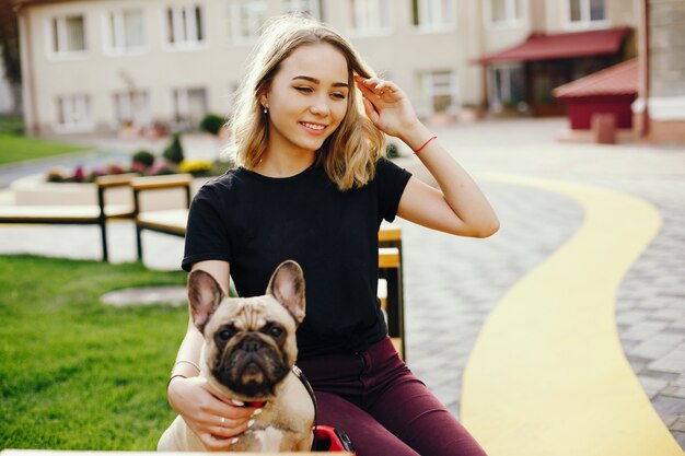 fille avec carlin