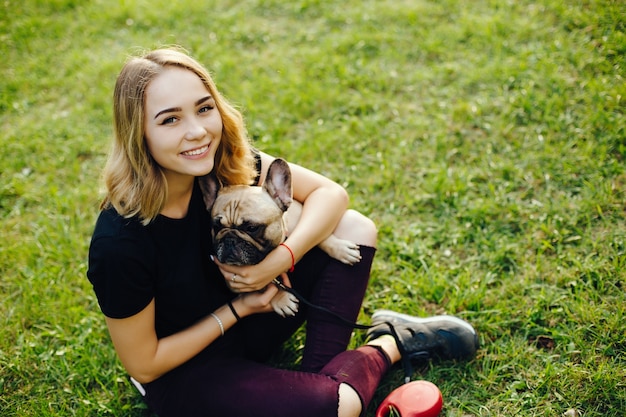 fille avec carlin