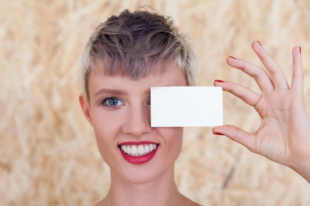 Photo fille avec carte de visite près des yeux