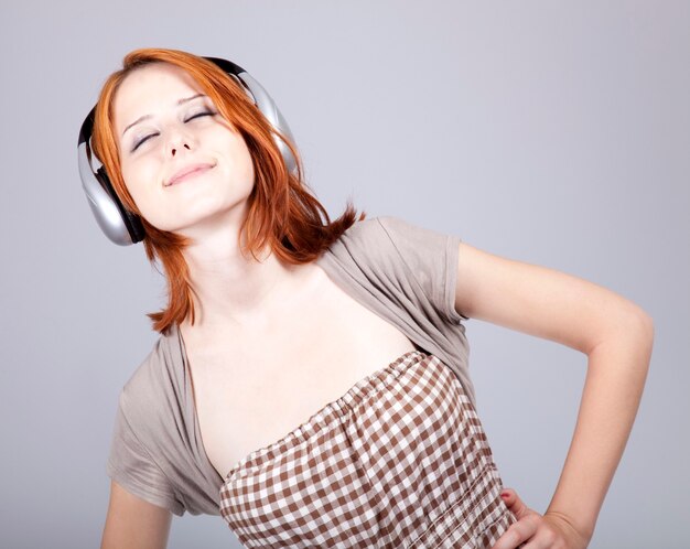 Fille avec un casque moderne.