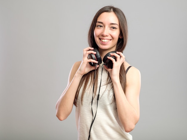 Fille avec un casque