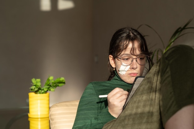 Photo une fille a un cathéter qui sort de son nez après une ponction du sinus maxillaire