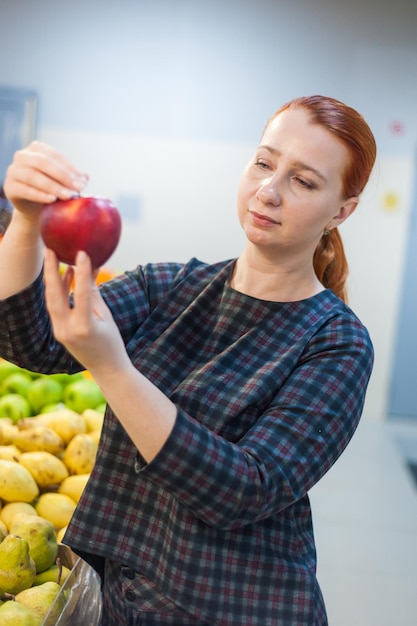 Photo fille caucasienne achetant des produits alimentaires de légumes frais au marchéxa