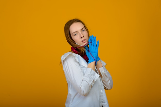 fille caucasienne dans un masque et des gants de protection de couleur bleue.