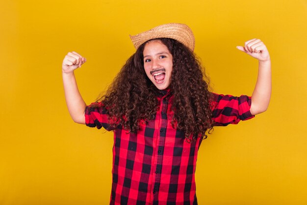 Photo fille caucasienne habillée comme un garçon vêtements de fête travaillant montrant l'autonomisation de la force festivals en mai juin et juillet