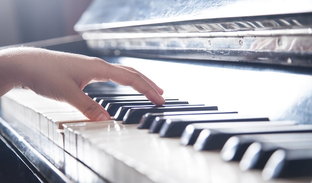 Fille caucasienne jouant du piano. La musique