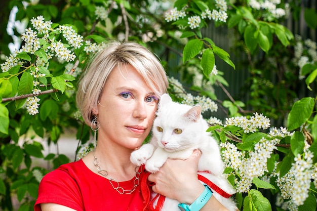 Fille caucasienne marchant dans le parc avec son chat