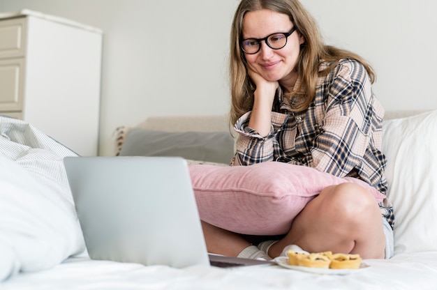 Fille caucasienne regarder un film en ligne