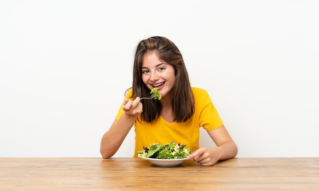 Fille caucasienne avec salade