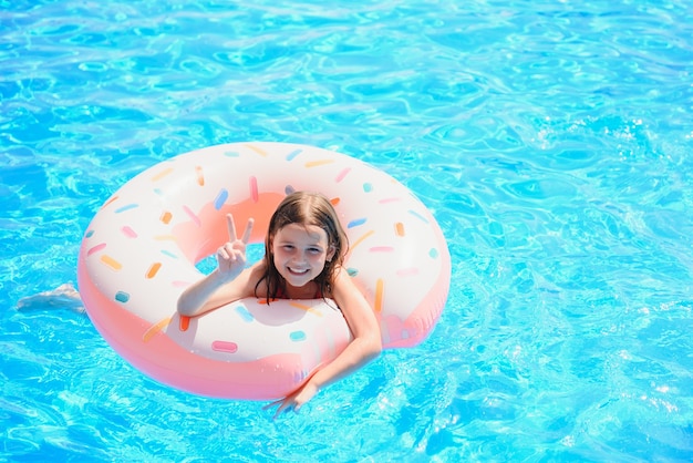 Fille sur cercle en caoutchouc gonflable.