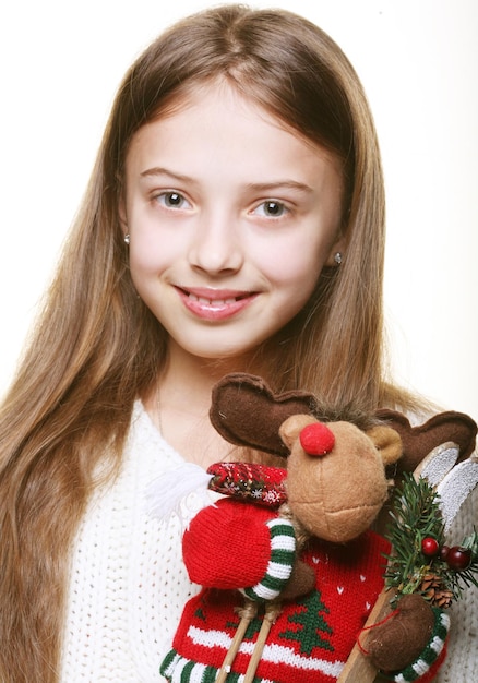 Une fille avec un cerf jouet.