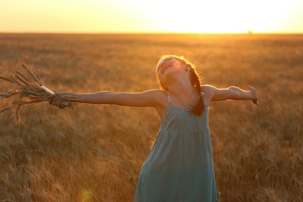 Fille sur un champ de blé