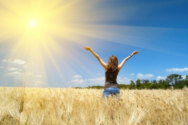 Fille sur un champ de blé