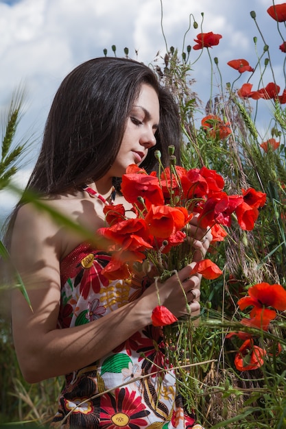 fille sur champ de pavot