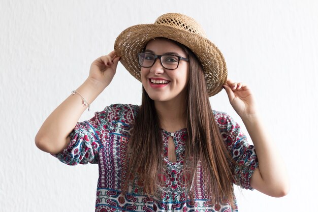 Fille avec un chapeau avec un fond blanc.