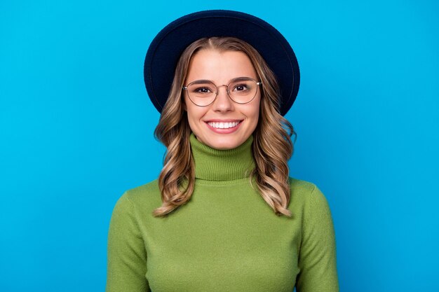 fille avec chapeau et lunettes isolé sur bleu