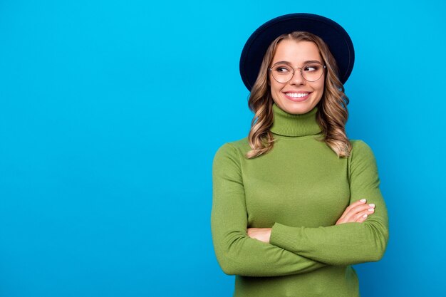 fille avec chapeau et lunettes isolé sur bleu