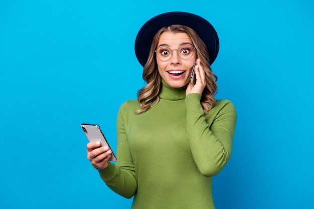 fille avec chapeau et lunettes parlant au téléphone