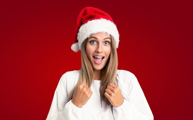 Fille avec un chapeau de Noël célébrant une victoire