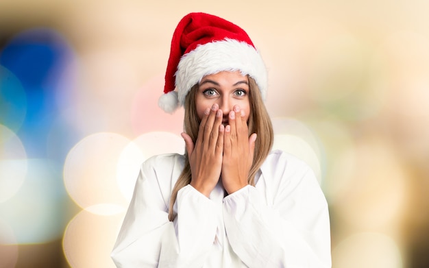 Fille avec un chapeau de Noël avec une expression faciale surprise