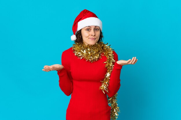 Fille avec chapeau de Noël sur fond bleu