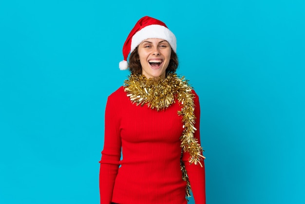 Fille avec chapeau de Noël sur fond bleu