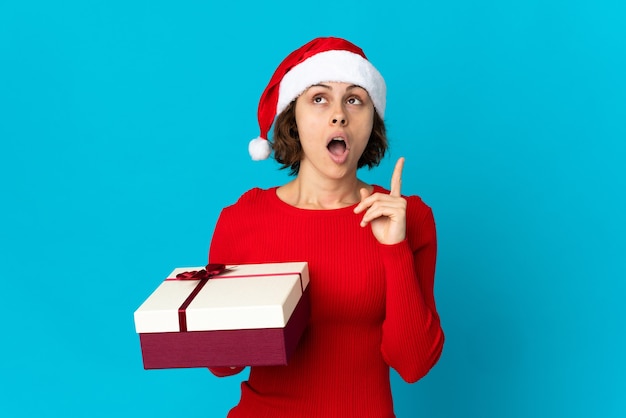 Fille avec chapeau de Noël sur fond bleu