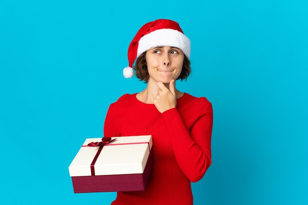 Fille avec chapeau de Noël sur fond bleu