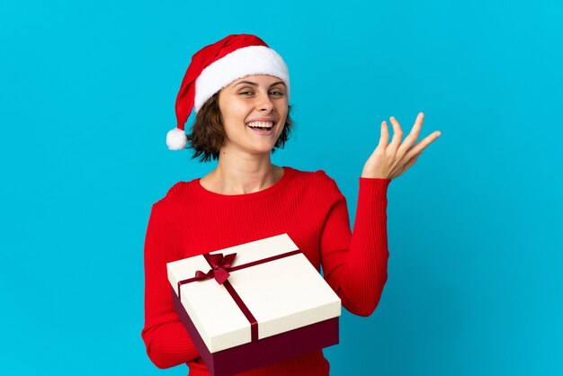 Fille avec chapeau de Noël sur fond bleu