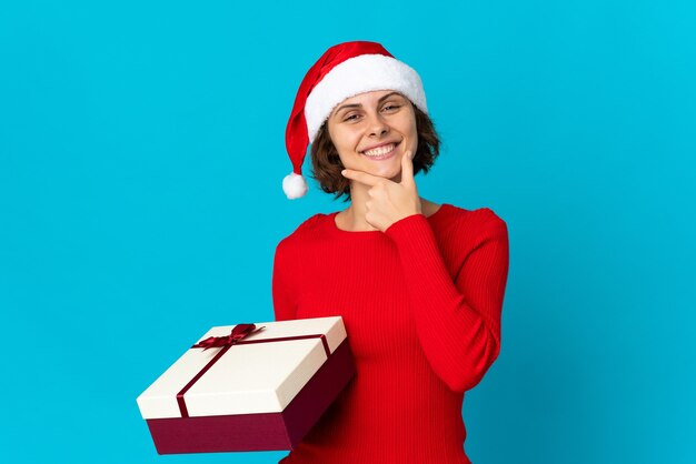 Fille avec chapeau de Noël sur fond bleu