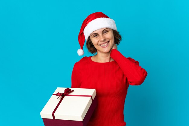 Fille avec chapeau de Noël sur fond bleu