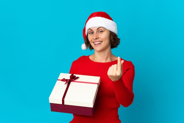 Fille avec chapeau de Noël sur fond bleu