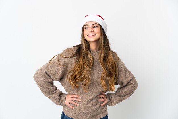 fille avec chapeau de noël isolé sur fond blanc