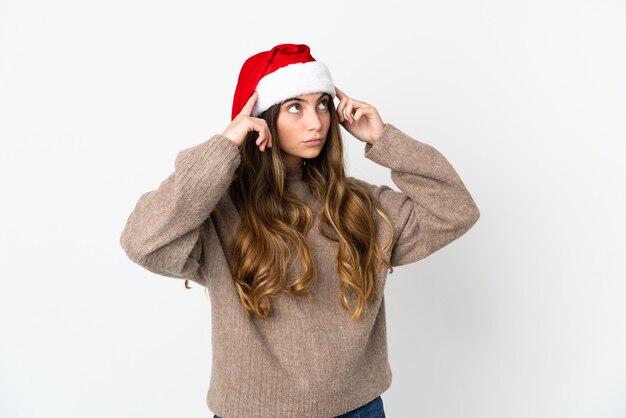 fille avec chapeau de noël isolé sur fond blanc