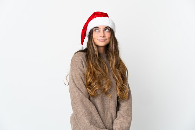 fille avec chapeau de noël isolé sur fond blanc