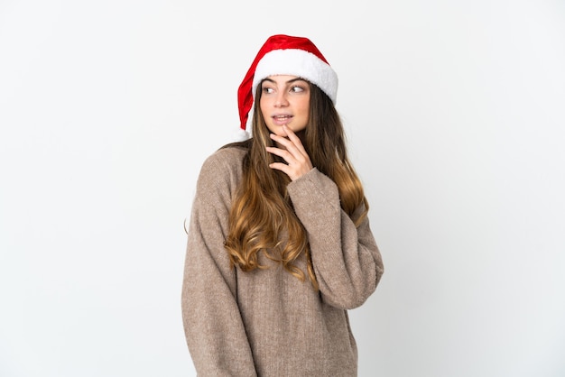 fille avec chapeau de noël isolé sur fond blanc