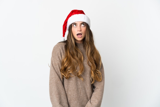 fille avec chapeau de noël isolé sur fond blanc