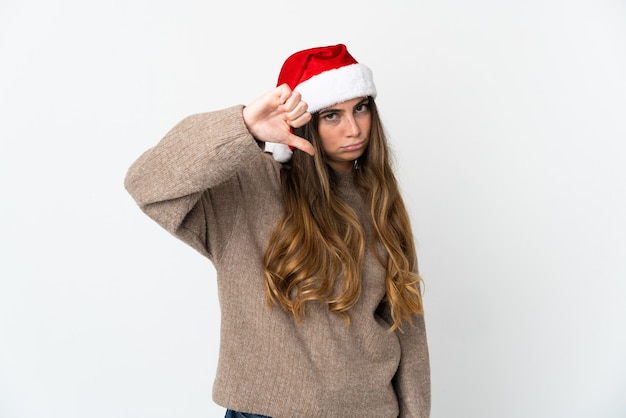 fille avec chapeau de noël isolé sur fond blanc