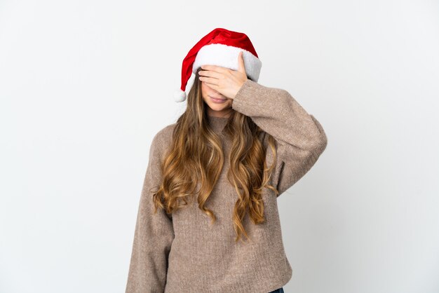 fille avec chapeau de noël isolé sur fond blanc