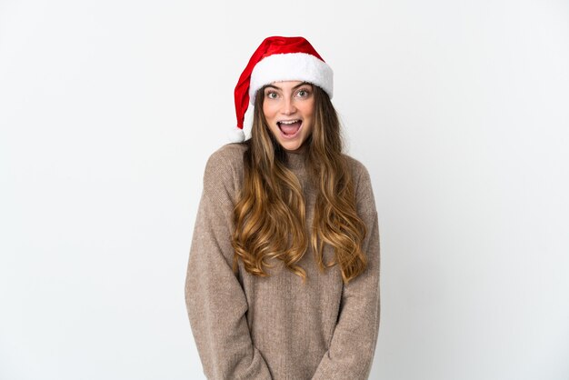 fille avec chapeau de noël isolé sur fond blanc