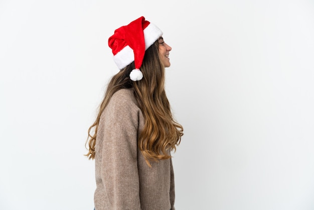 fille avec chapeau de noël isolé sur fond blanc