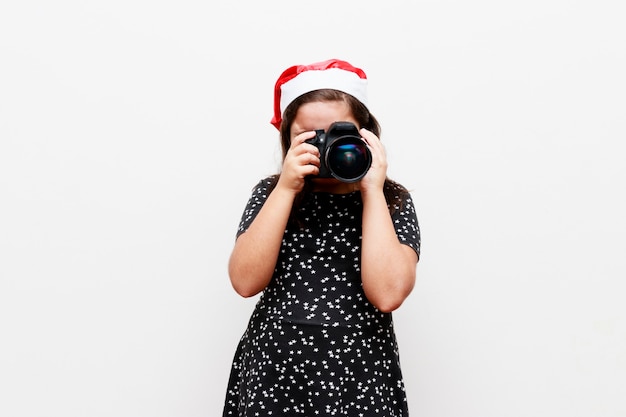 Fille avec chapeau de Noël photographié, fond blanc