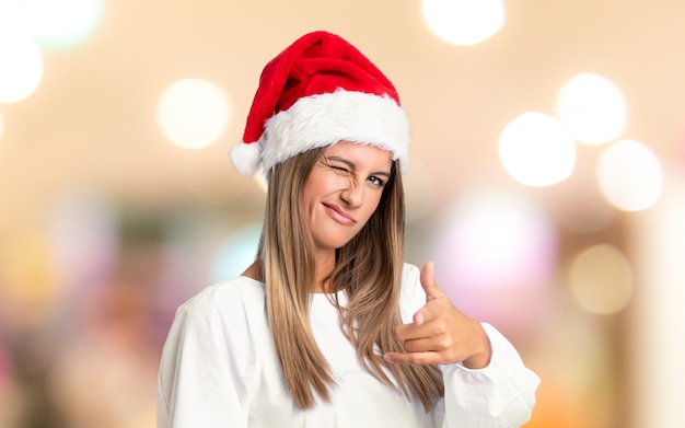 Fille avec un chapeau de Noël