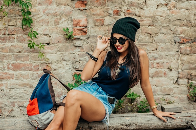 fille avec chapeau noir