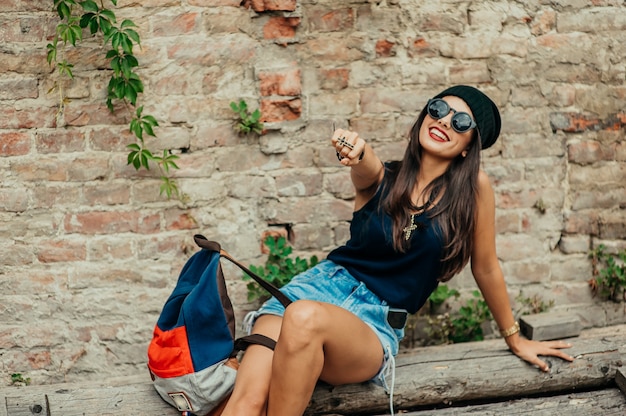 fille avec chapeau noir